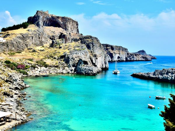 Bahía de San Pablo y acrópolis de Lindos en Rodas, Grecia