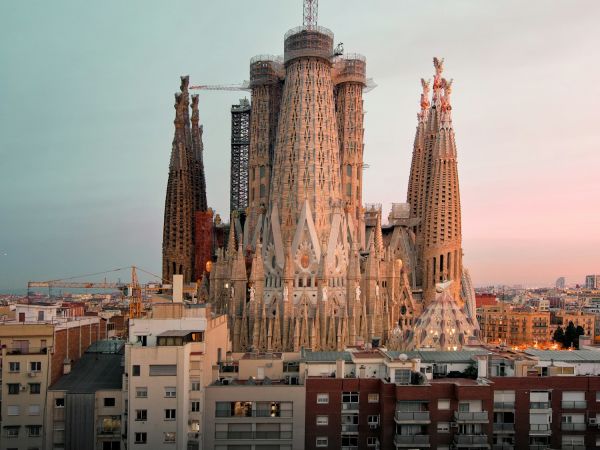 Sagrada Familia sobre los edificios de Barcelona al anochecer, España