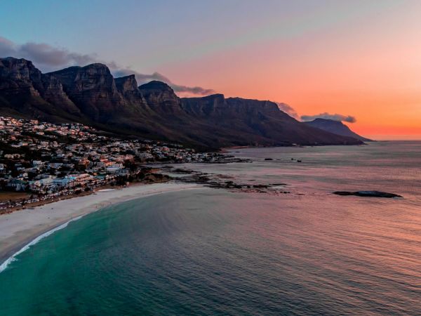 Camps Bay y los Doce Apóstoles al atardecer, Ciudad del Cabo, Sudáfrica