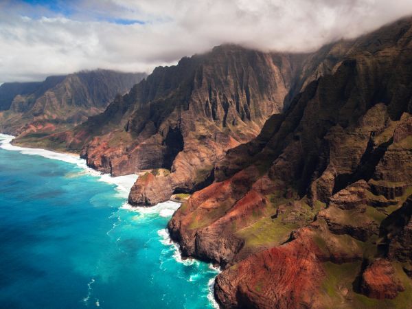 Acantilados de la costa Na Pali en Kauai, Hawái
