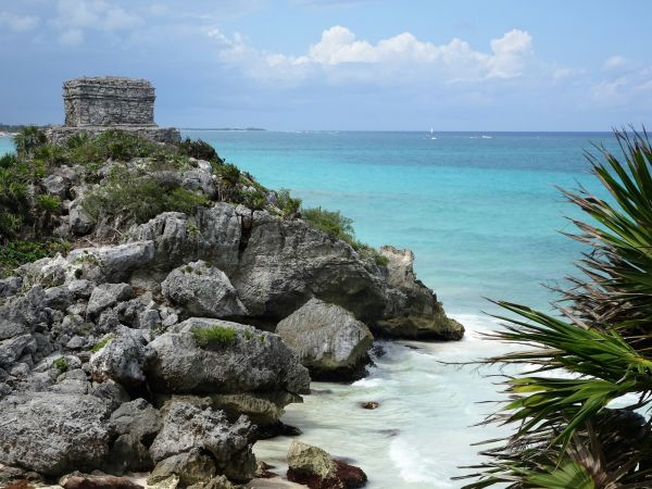 Templo maya del Dios del Viento sobre el acantilado de Tulum, Riviera Maya