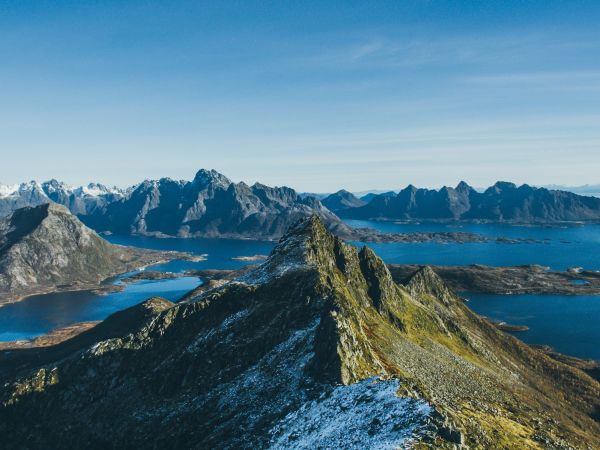 Montañas y fiordos de las islas Lofoten vistos desde una cumbre, Noruega