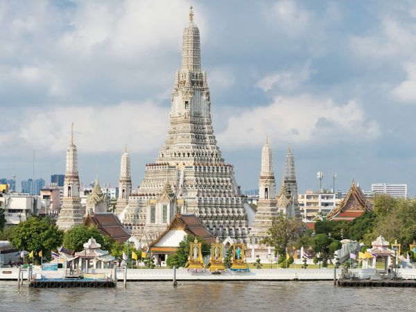 Templo Wat Arun junto al río Chao Phraya, Bangkok, Tailandia