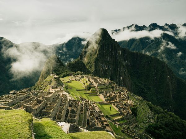 Machu Picchu entre montañas verdes, Perú
