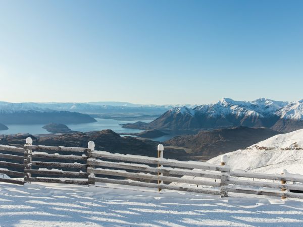 Pistas nevadas con vista al lago Wanaka en los Alpes del Sur, Nueva Zelanda