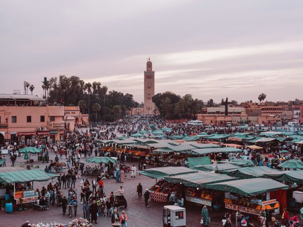 Plaza Jemaa el-Fna y minarete de la Kutubía en Marrakech, Marruecos