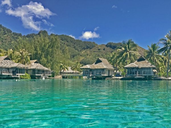 Bungalows sobre el agua en Bora Bora, Polinesia Francesa