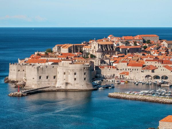 Casco antiguo amurallado de Dubrovnik y la fortaleza de San Juan sobre el Adriático, Croacia