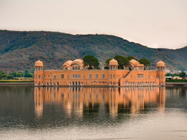 Jal Mahal, el palacio del agua, reflejado en el lago Man Sagar con las colinas de Aravalli, Jaipur