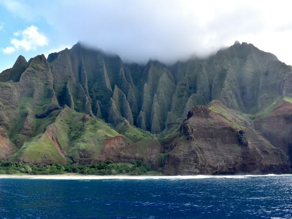 Acantilados verdes y crestas de la costa Na Pali vistos desde el mar, Kauai, Hawái