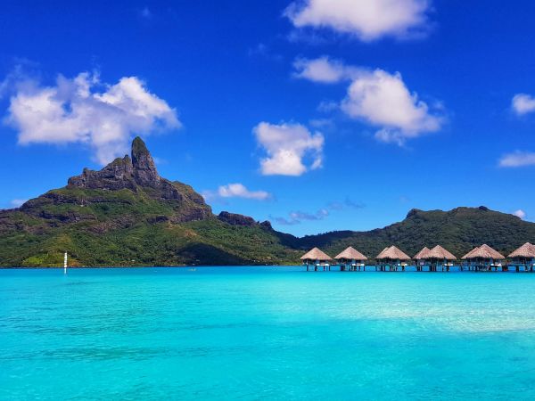 Monte Otemanu y bungalows sobre la laguna de Bora Bora