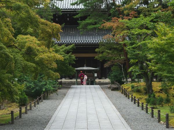 Templo de Kioto rodeado de vegetación verde en primavera, Japón