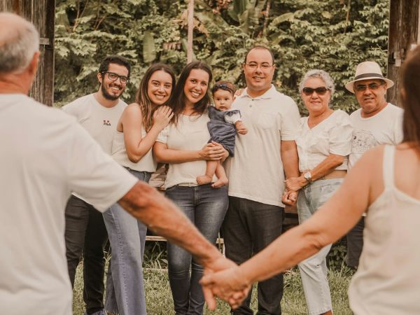Abuelos, padres y nietos reunidos al aire libre