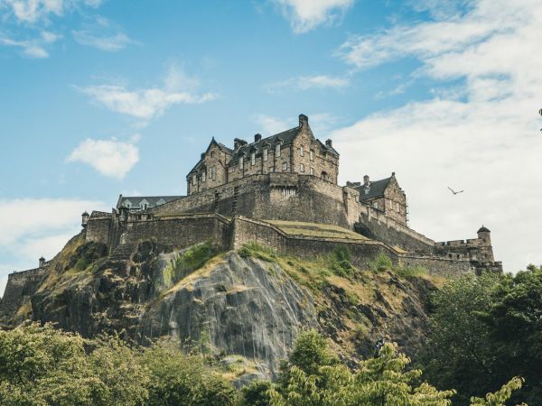 Castillo de Edimburgo sobre su roca volcánica, Escocia