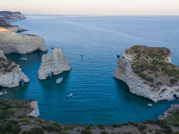 Acantilados blancos y aguas turquesa en la isla de Milos, Grecia