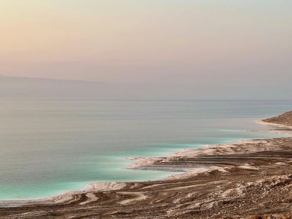 Orilla de sal y aguas turquesa del Mar Muerto en Jordania