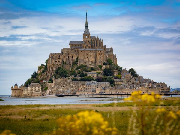 Abadía del Mont-Saint-Michel sobre su islote con la bahía en primer plano, Normandía, Francia