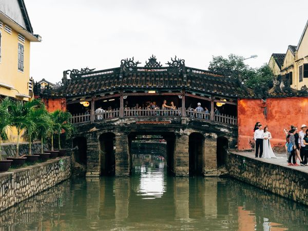 Puente japonés cubierto en el casco antiguo de Hoi An, Vietnam