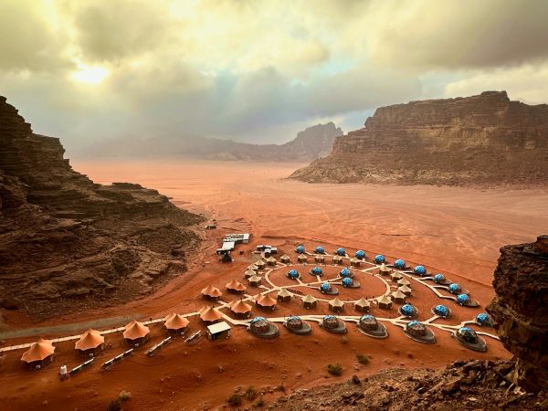 Campamento de domos y tiendas en un valle de arena roja de Wadi Rum, Jordania