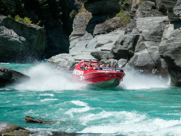 Jet boat en el río Shotover, Queenstown, Nueva Zelanda