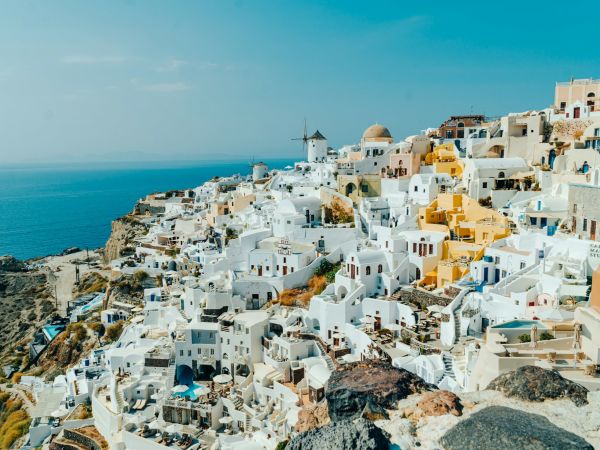 Casas blancas de Oia sobre la caldera de Santorini, Grecia