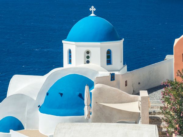Iglesia de cúpula azul en Santorini, Grecia