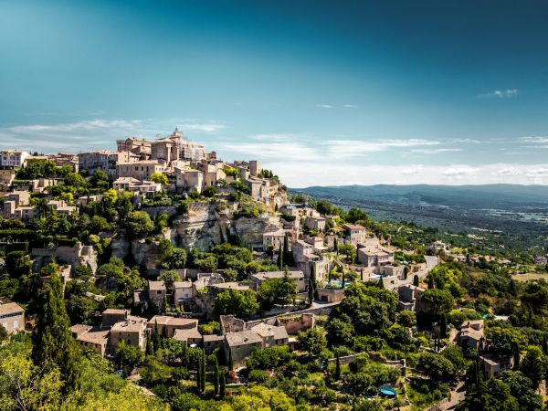 Pueblo de Gordes en la Provenza, Francia, en primavera