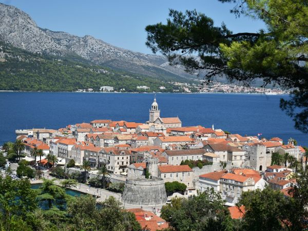 Casco antiguo amurallado de Korčula junto al mar con las montañas de Pelješac al fondo, Croacia