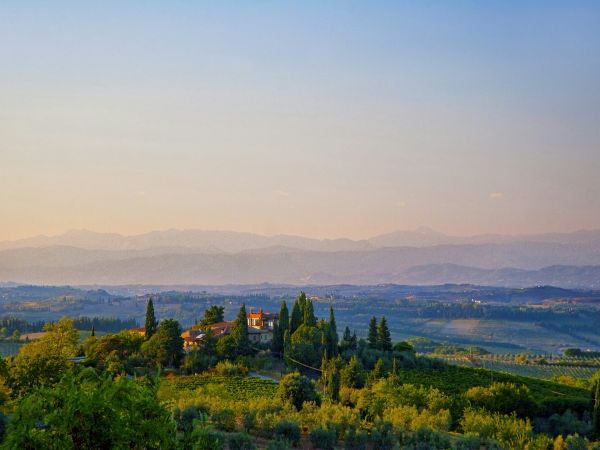 Villa entre cipreses en las colinas de la Toscana, Italia
