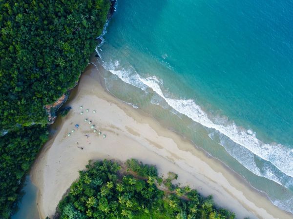Vista aérea de Playa El Valle, entre selva y mar, en Samaná, República Dominicana