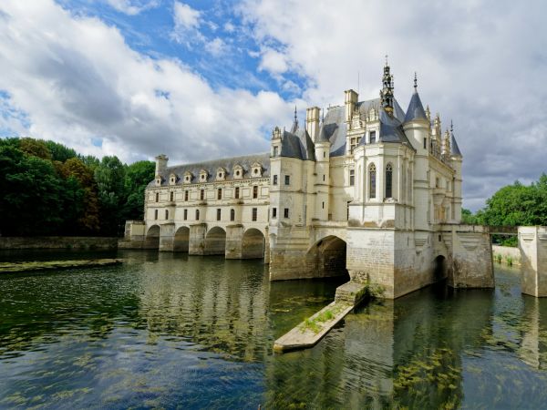 Castillo de Chenonceau sobre el río Cher reflejado en el agua, Valle del Loira, Francia