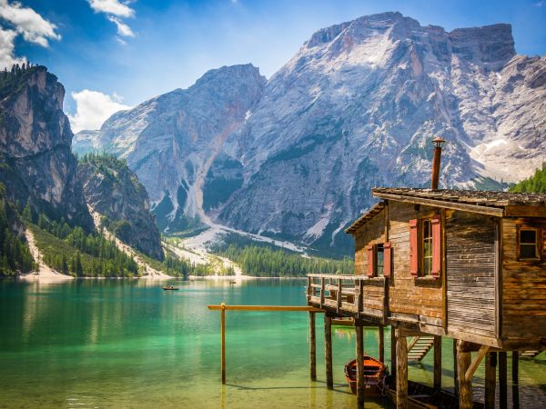 Lago di Braies en los Dolomitas, Italia