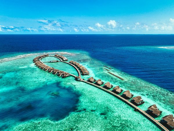 Villas sobre el agua en un atolón de las Maldivas