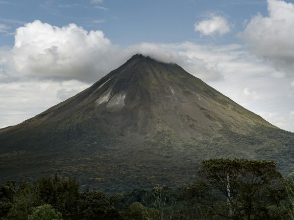 Volcán Arenal sobre el bosque tropical, Costa Rica