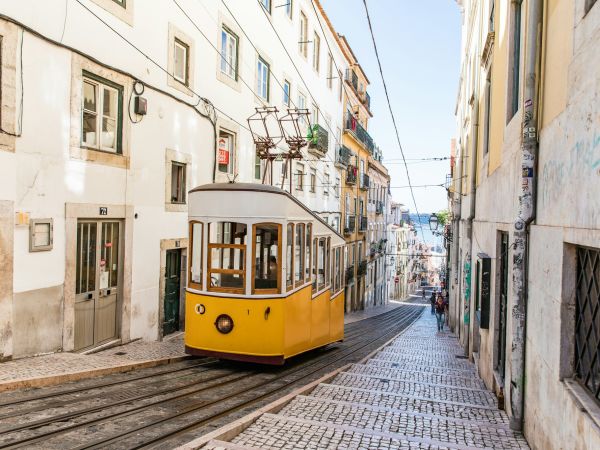 Elevador da Bica en una calle empedrada de Lisboa, Portugal