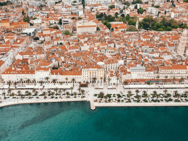 Vista aérea del paseo marítimo de Split y el Palacio de Diocleciano, Croacia