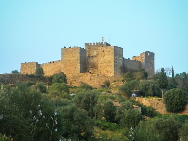 Castillo medieval entre campos verdes y flores de primavera, Alentejo, Portugal