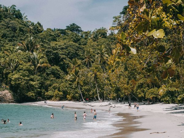 Playa de Manuel Antonio entre selva tropical, Costa Rica