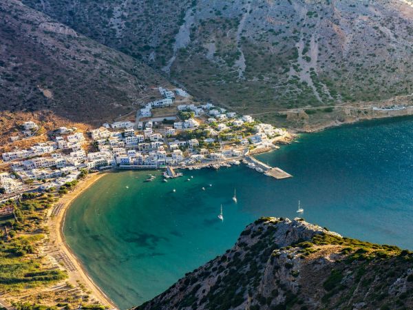 Bahía y pueblo blanco de Kamares en la isla de Sifnos, Grecia