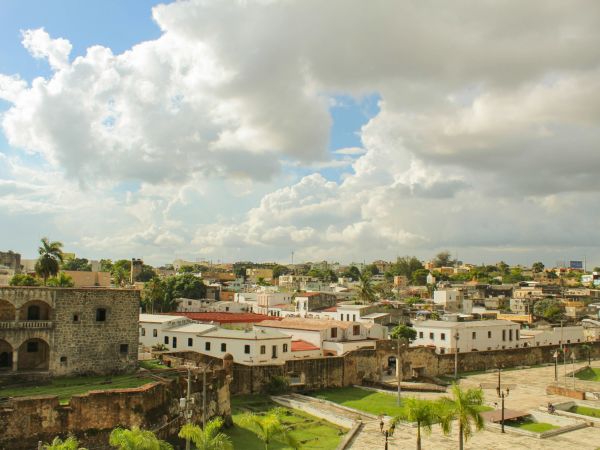 Vista de la Zona Colonial de Santo Domingo con el Alcázar de Colón y la Plaza de España
