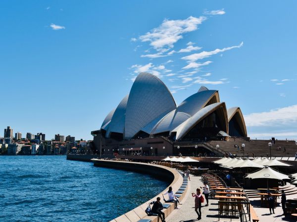 Ópera de Sydney junto a la bahía en un día soleado