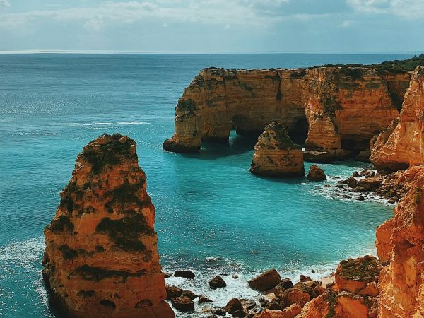 Acantilados dorados y calas del Algarve, Portugal