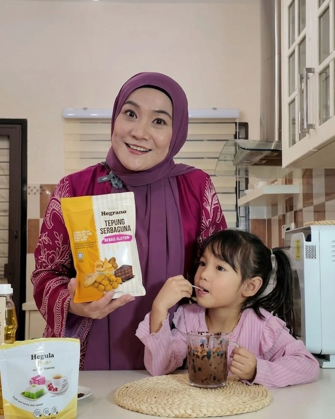 Yana Samsudin bersama anak dan Hegrano