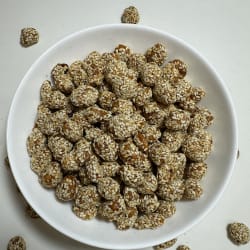 Karmelizowane orzeszki ziemne w sezamie