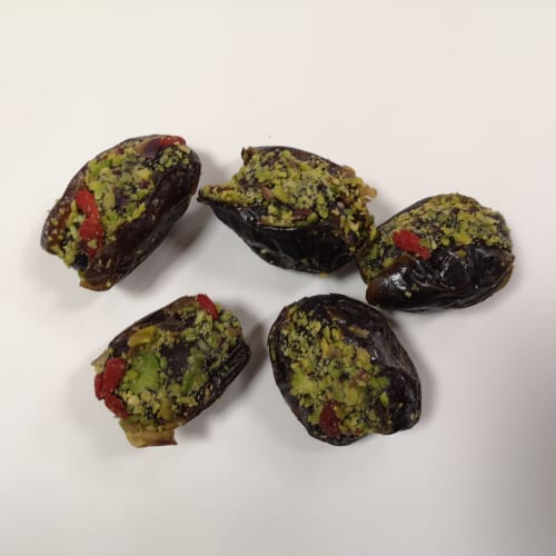 Daktyle z masą pistacjową, pistacjami i jagodami goji