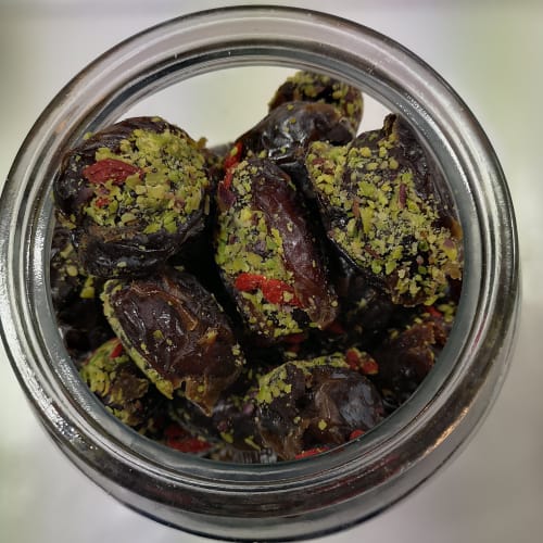 Daktyle z masą pistacjową, pistacjami i jagodami goji