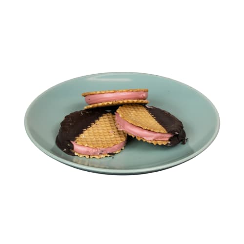 Wafelek w czekoladzie z nadzieniem truskawkowym