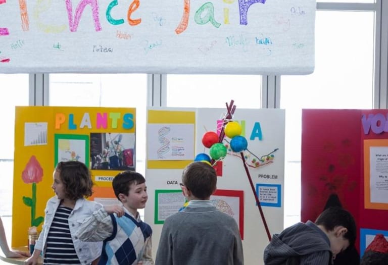 Feira de inovação científica da Escola Eleva Brasília exibe soluções para impacto social