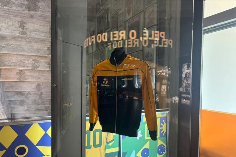 Museu do Futebol entra no clima para a Copa com agasalho histórico do futebol feminino na Sala Pelé