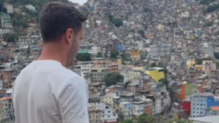 Saúl visita Rocinha no Rio e diverte flamenguistas com playlist de funk